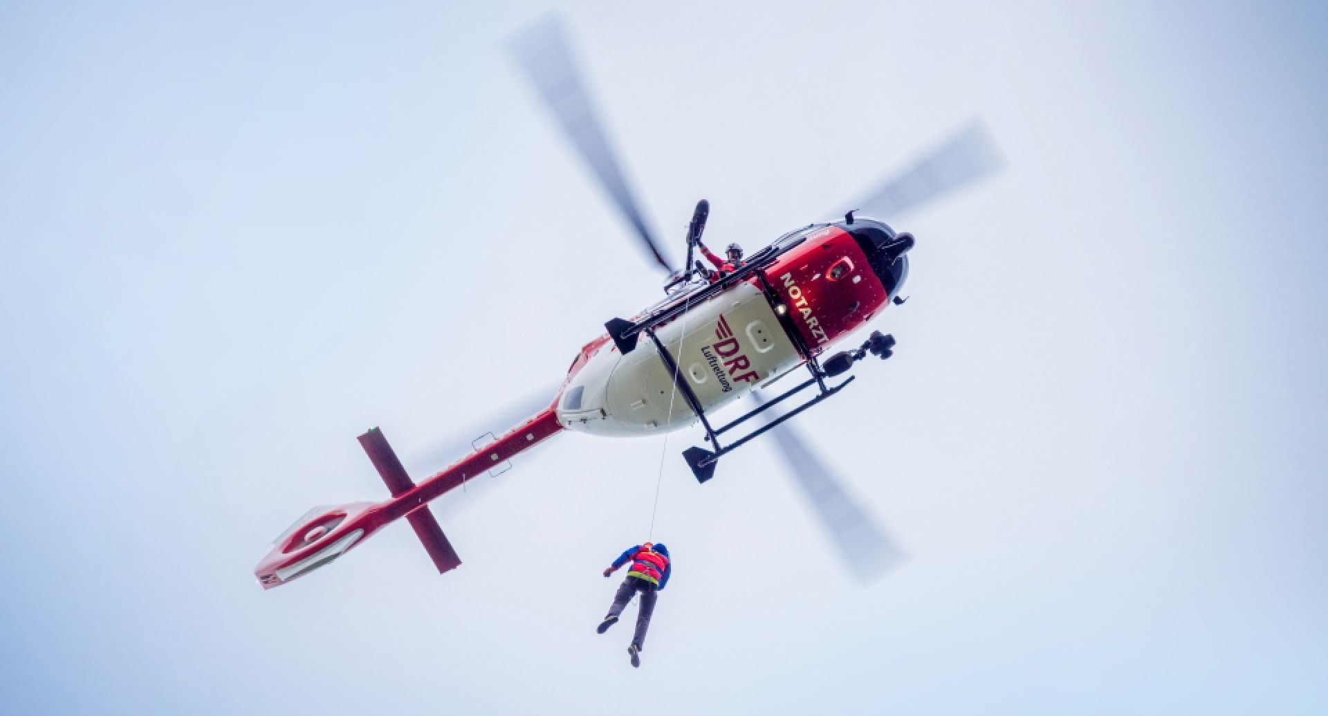 Hubschrauber des Typs H145 bei einem Windeneinsatz