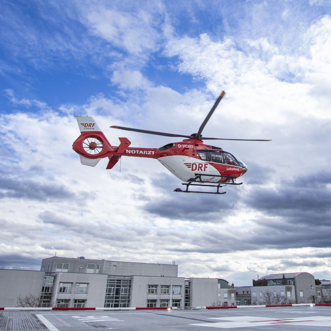 Als erster Rettungshubschrauber landete Christoph 43 auf dem neuen Hubschrauberlandeplatz am Städtischen Klinikum Karlsruhe - nach erfolgreicher luftfahrtrechtlicher und bautechnischer Abnahme. 