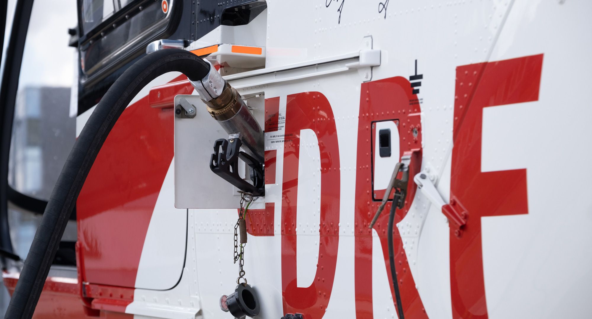 Seit heute fliegt der rot-weiße Magdeburger Hubschrauber der DRF Luftrettung mit dem umweltfreundlichen Treibstoff SAF (Sustainable Aviation Fuel). In Kooperation mit dem Triebwerkshersteller Safran Helicopter Engines und Airbus Helicopters untersucht die DRF Luftrettung die Auswirkungen von SAF auf den Hubschraubertyp Airbus H135. Mit dem Pilotprojekt wollen die rot-weißen Luftretter CO2-Emissionen reduzieren und einen Beitrag zu mehr Nachhaltigkeit in der Luftfahrt leisten. 