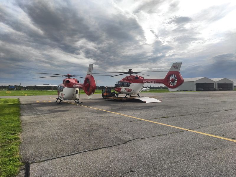 Zwei Hubschrauber auf dem Landeplatz