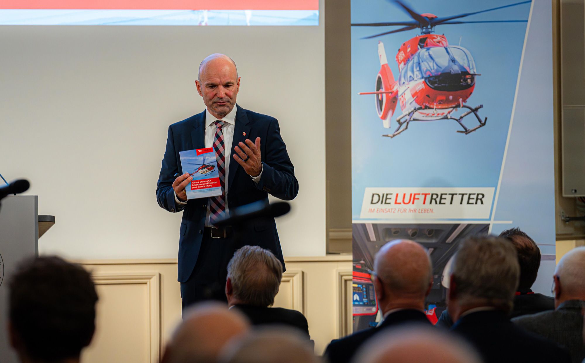 Dr. Krystian Pracz, Vorstandsvorsitzender der DRF Luftrettung, stellte gestern bei einer Veranstaltung der Parlamentsgruppe Luft- und Raumfahrt des Bundestags ein Positionspapier mit Vorschlägen zu einer besseren Notfallversorgung vor. 