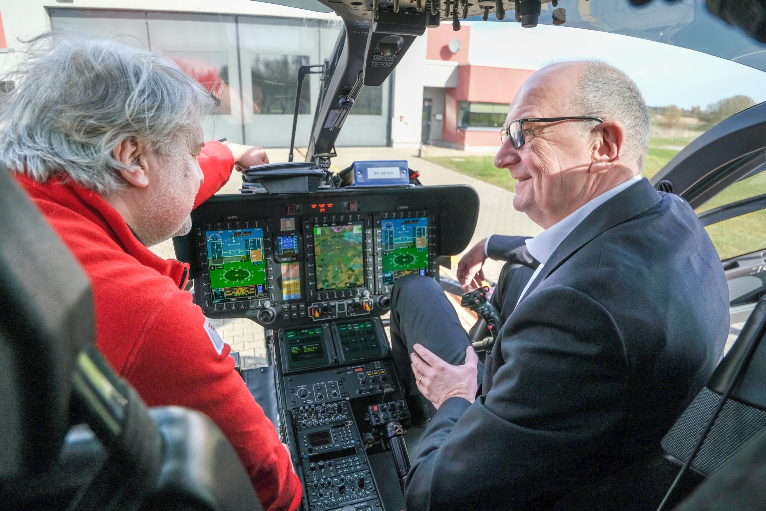 Gestern besuchte der brandenburgische Ministerpräsident Dr. Dietmar Woidke die Station Angermünde der DRF Luftrettung. Der Ministerpräsident würdigte im Gespräch die wichtige Rolle der Luftrettungsstation für eine umfassende Notfallversorgung der Menschen in der Region.