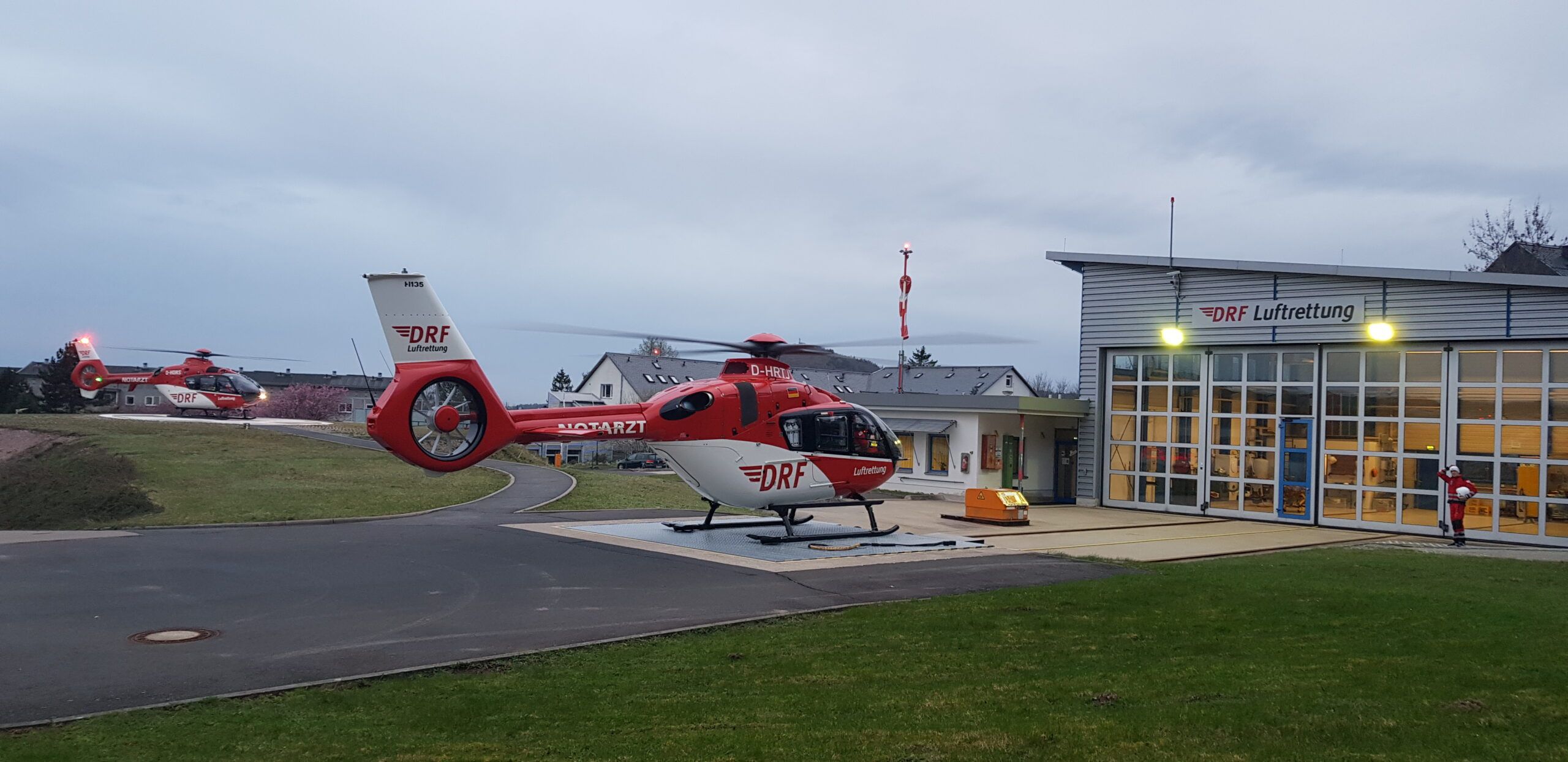 Seit dem 01. April kommt in Suhl ein Hubschrauber des Typs H135 als neuer Christoph 60 zum Einsatz. Dank Glascockpit, Vier-Achsen-Autopilot und Anti-Kollisions-System sorgt die Maschine für mehr Sicherheit, die Patienten und Crews zugutekommt. 