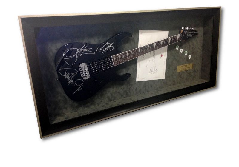 Kiss: Ersteigert eine signierte Gitarre für den guten Zweck