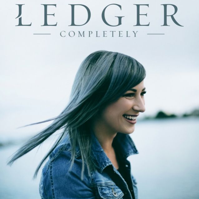Schlagzeugerin Jen Ledger zeigt 'Completely'-Musikvideo
