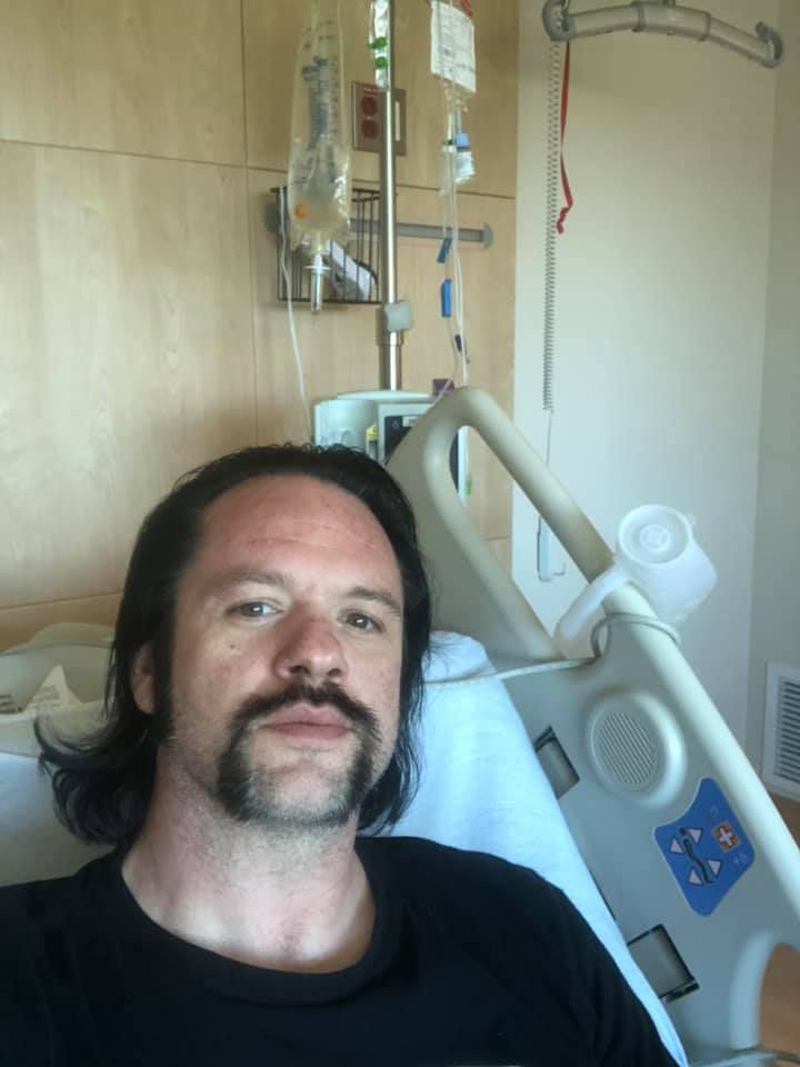 Jarvis Leatherby wegen Lungenabszess im Krankenhaus