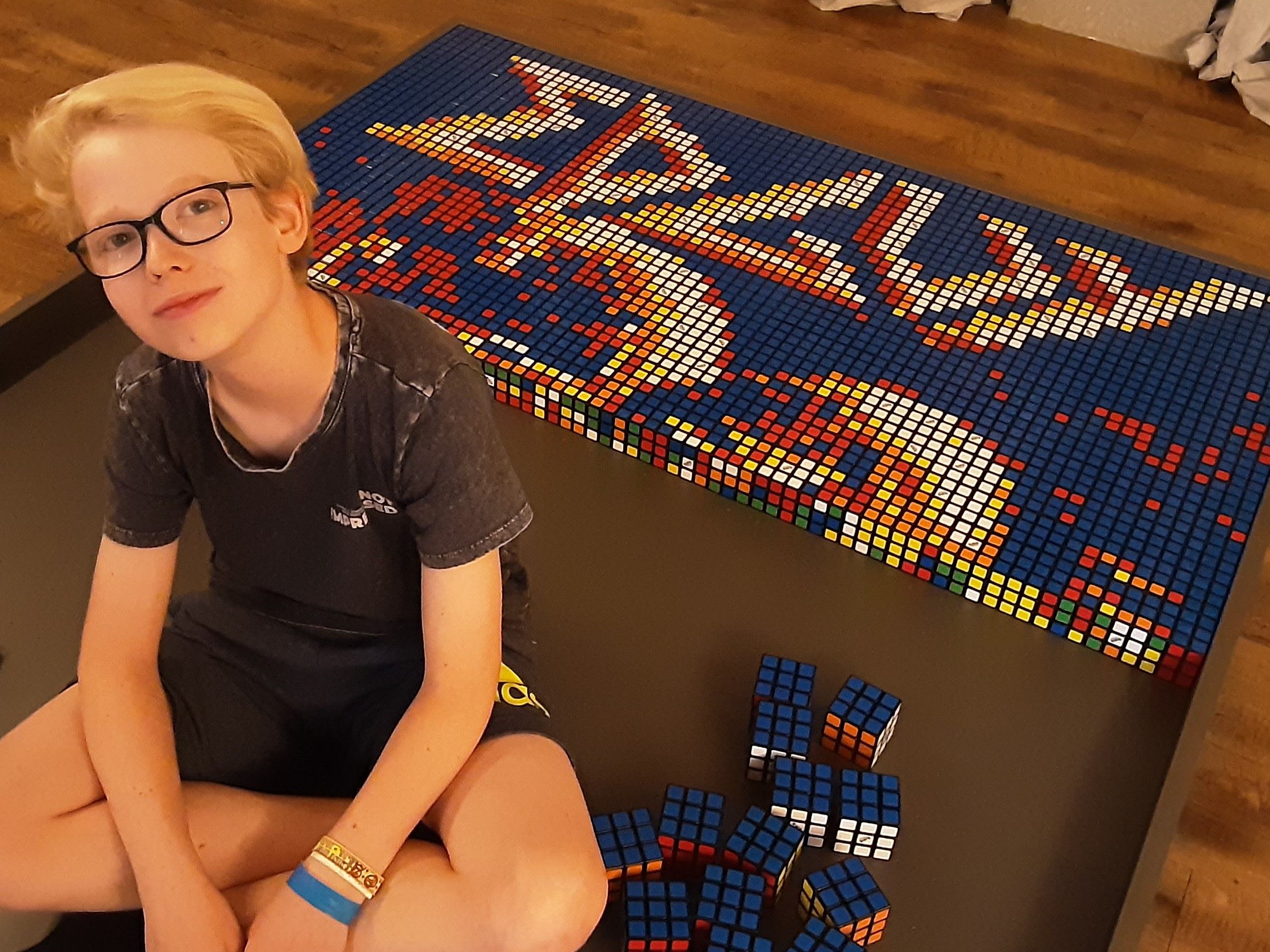 Julian Exxel gestaltet "Age Of The Joker"-Artwork aus Rubik's Cubes für Ukraine-Hilfe