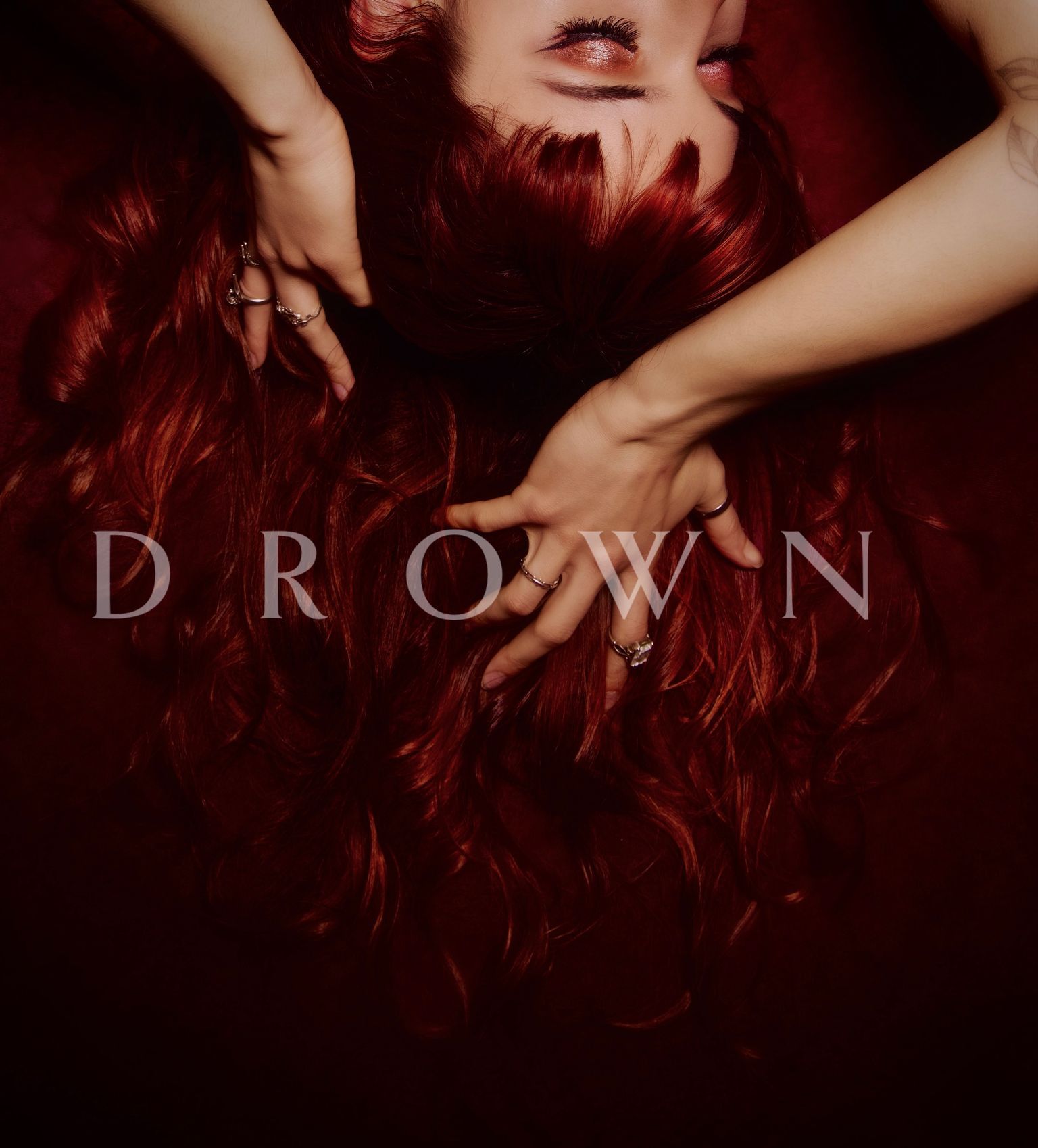 'Drown'-Musikvideo feiert Premiere