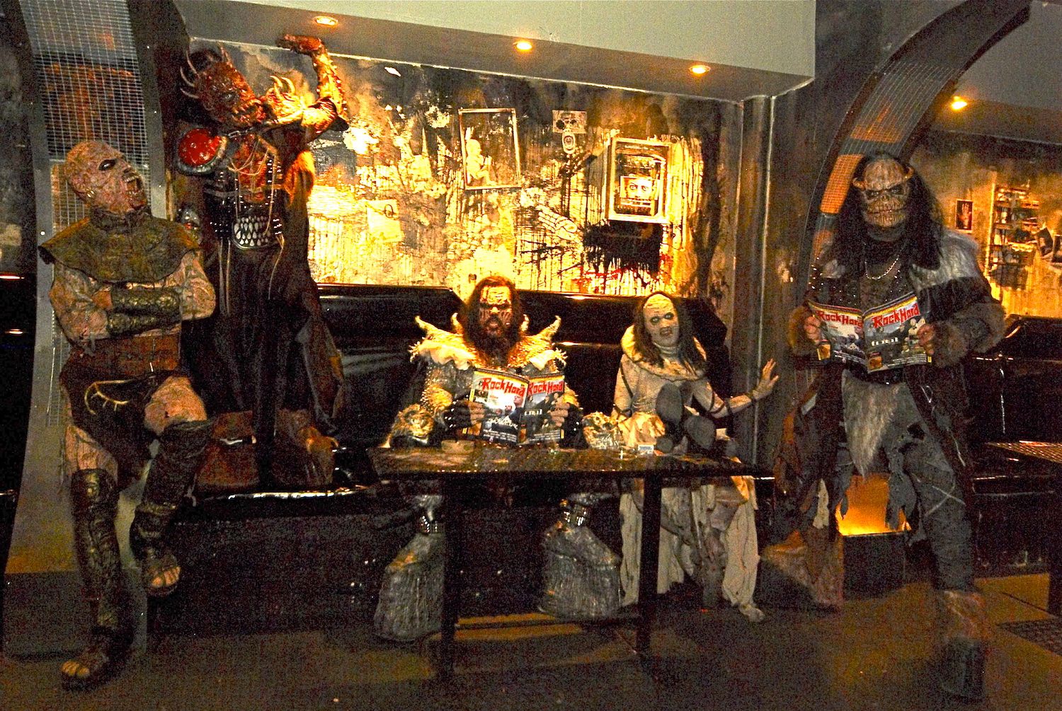 Lordi gewinnen den ESC in Athen und entspannen sich mit ihrer Lieblingslektüre