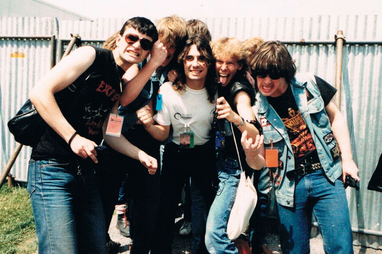Die Rock Hard-Gang mit Buffo (links) und Frank Trojan (rechts) rahmt Dave Lombardo (Slayer) ein