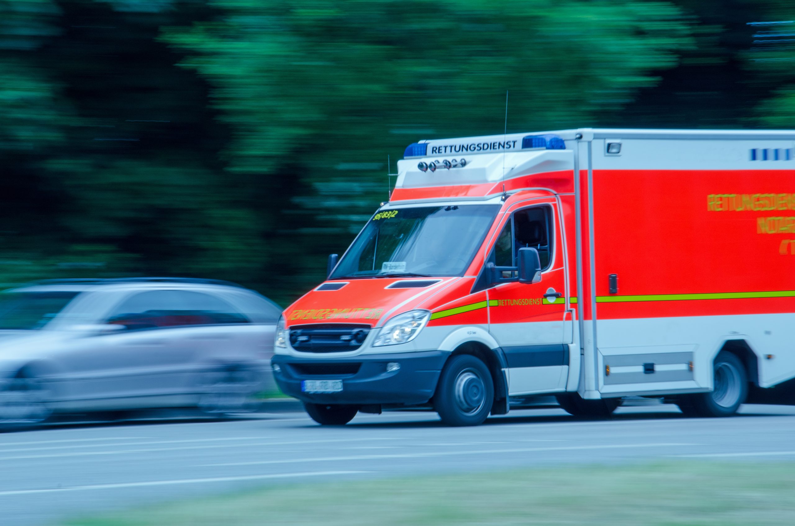 Krankenwagen mit Blaulicht und Martinshorn Stock Photo