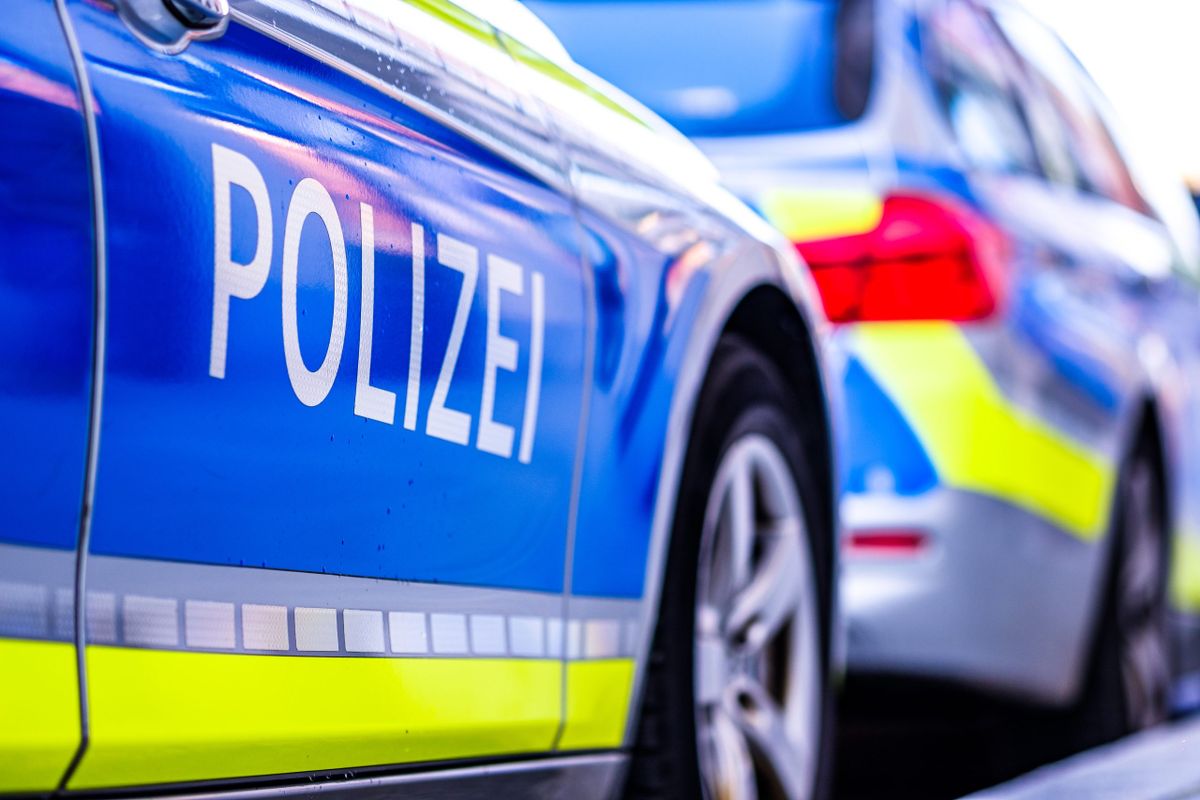 Pedestrian hit by car in Dischingen: Police searching for woman in Opel ...