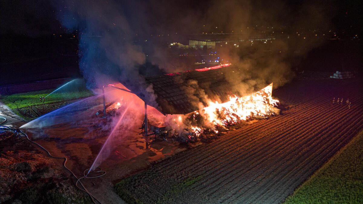 Almost a thousand hay | and straw bales in a barn catch fire: This is how ...