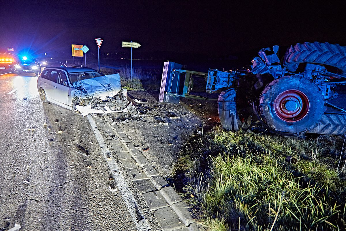 Schwerer Verkehrsunfall mit Traktor und PKW bei Hermaringen