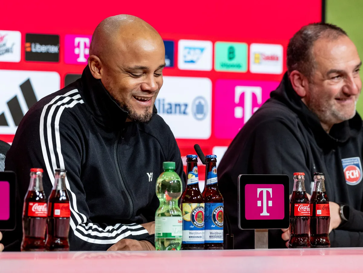 Zwei Trainer, die sich sehr schätzen: Vincent Kompany vom FC Bayern München (vorne) und Frank Schmidt vom 1. FC Heidenheim.