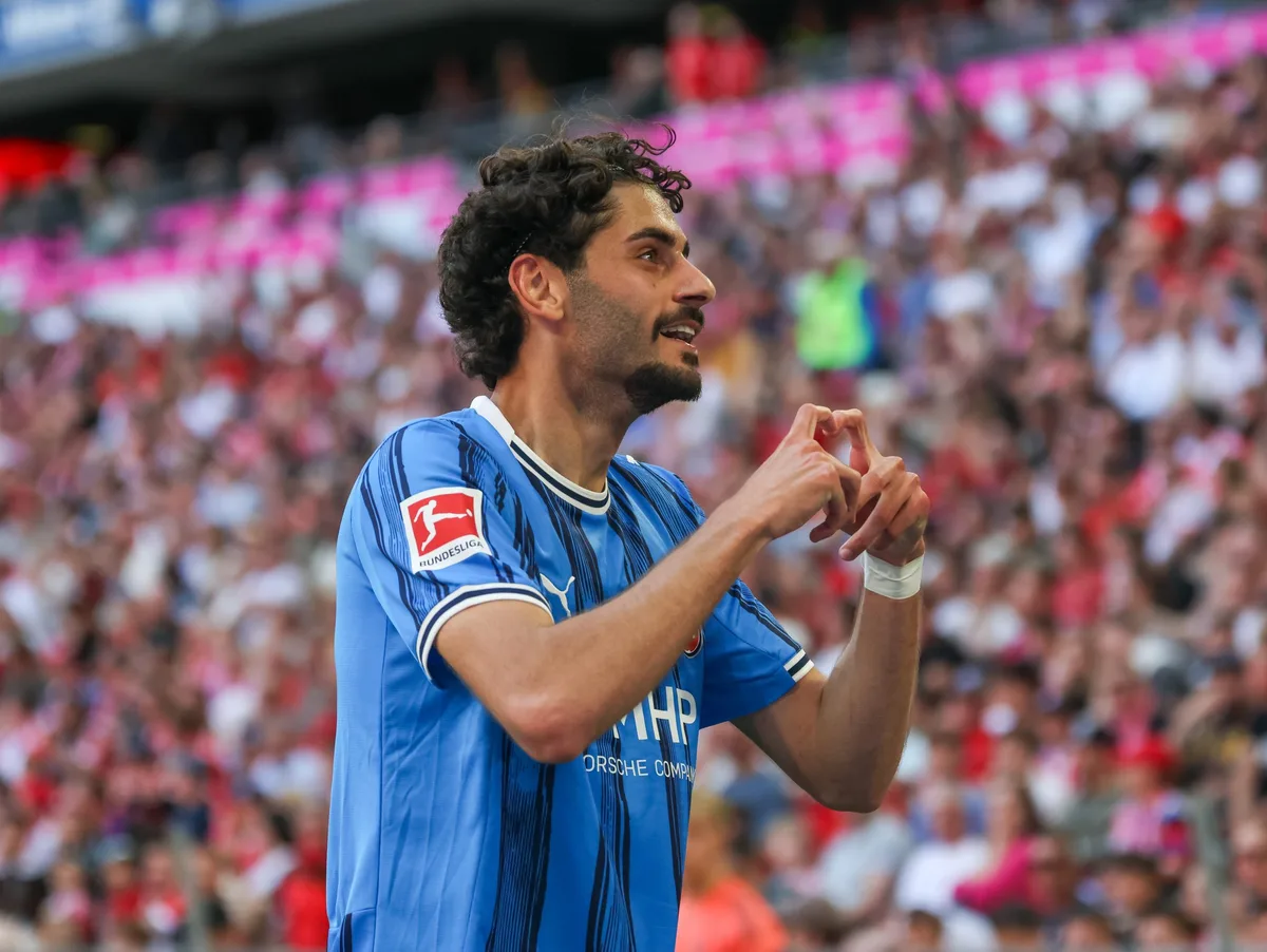 GER, FC Bayern Muenchen vs. 1. FC Heidenheim 1846, Fussball, Bundesliga, 32. Spieltag, Saison 2025/2026, 02.05.2026 Ein Herz für seine Freundin Cinja: Eren Dinkci traf für den 1. FC Heidenheim beim FC Bayern München zum zwischenzeitlichen 2:0.
