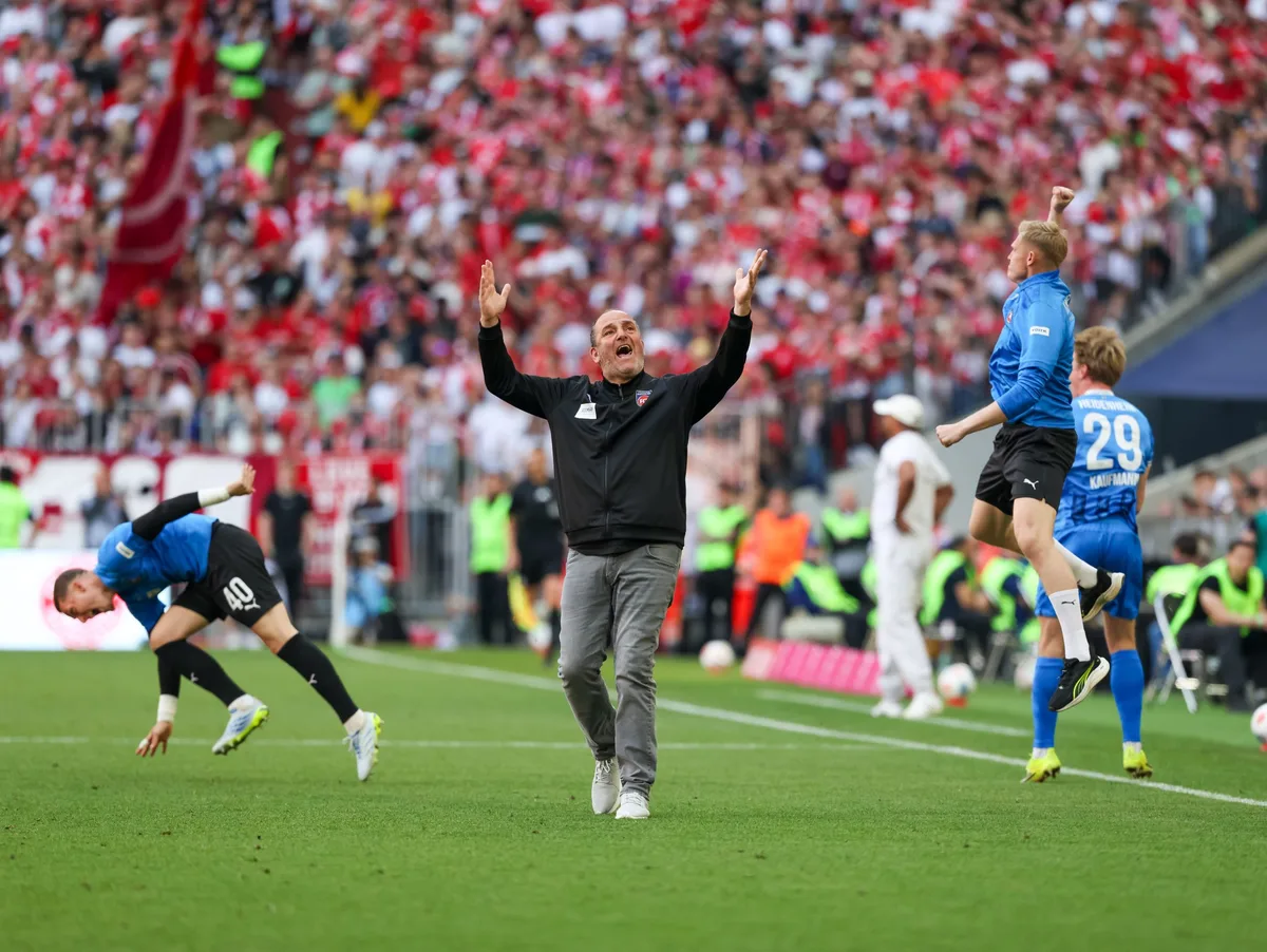 Ein Foto wie gemalt: Frank Schmidt, Trainer des 1. FC Heidenheim, nach dem 3:2 von Budu Zivzivadze beim FC Bayern München.