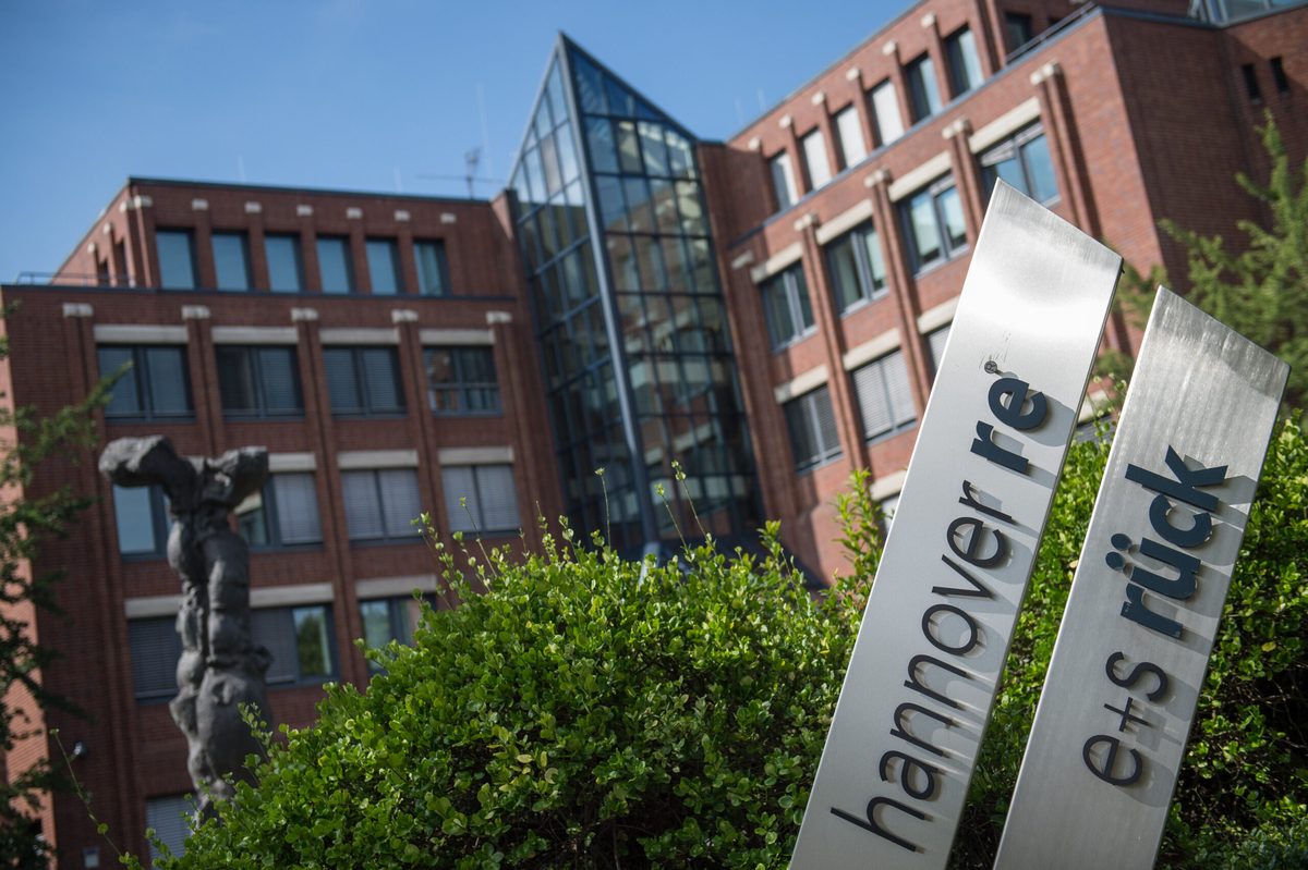 Hannover Rück bekräftigt Jahresziele trotz hoher Schadenlast | Börsen ...