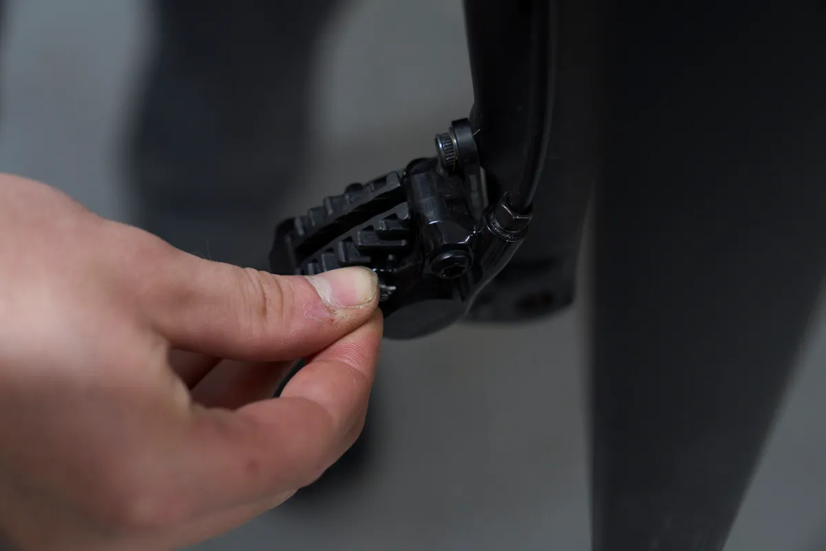Installing brake pads into a Shimano 105 Di2 caliper