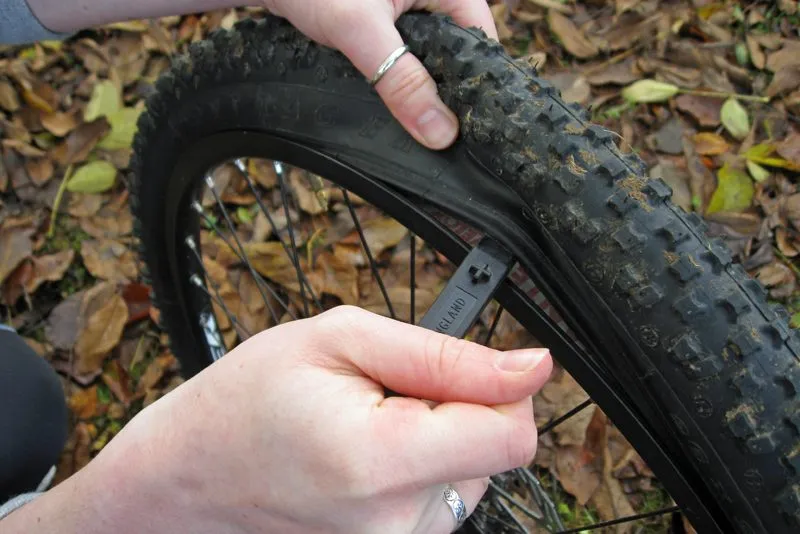 Lever tyre off