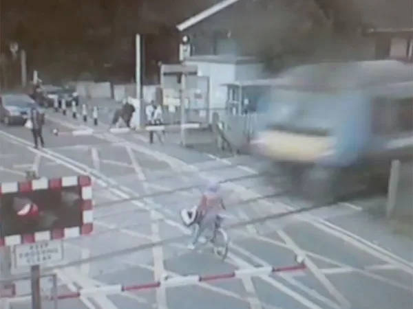 Video: cyclist near miss on railway level crossing | BikeRadar