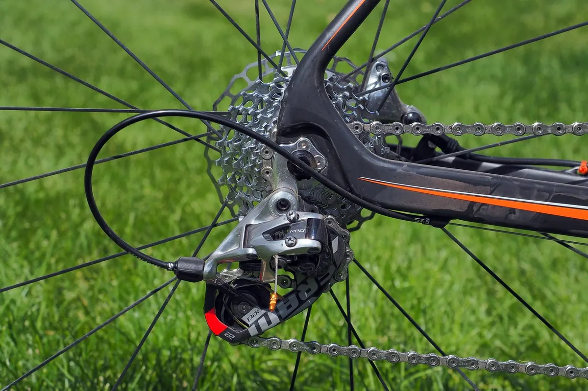 While the standard SRAM Red 22 rear derailleur is lighter than the new Force CX1 model, it unfortunately doesn't have the latter's trick clutched pulley cage