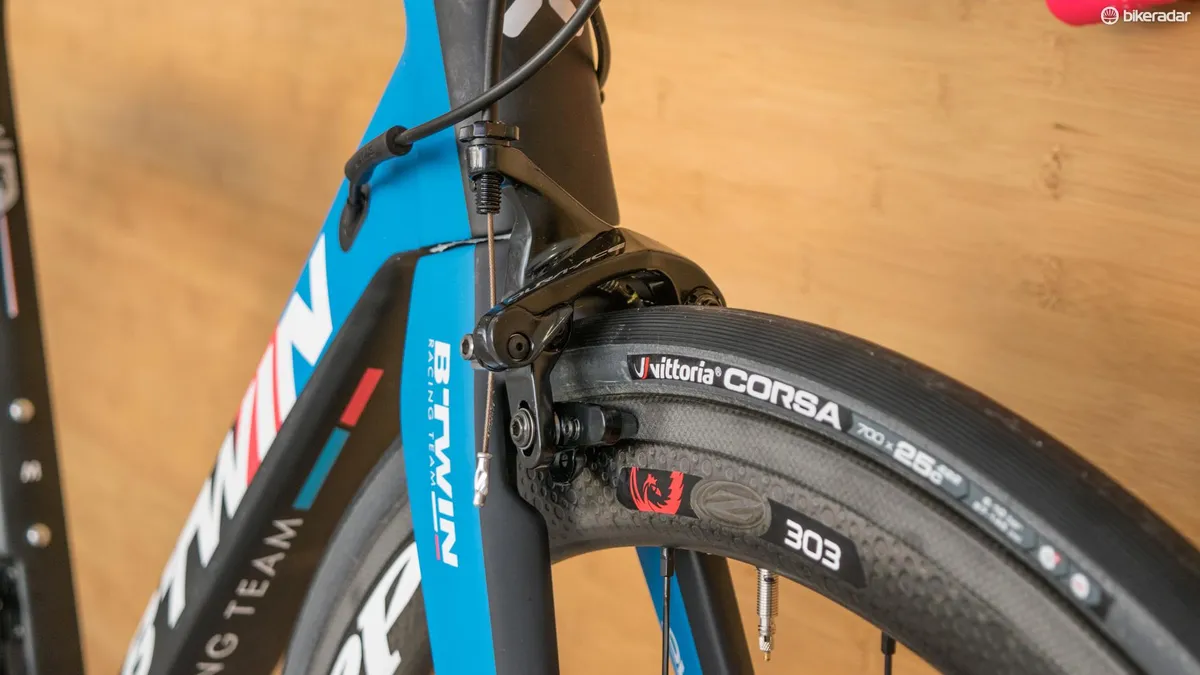 Zipps, direct mount Dura-Ace brakes and Vittoria graphene tyres — there's a lot to like here!