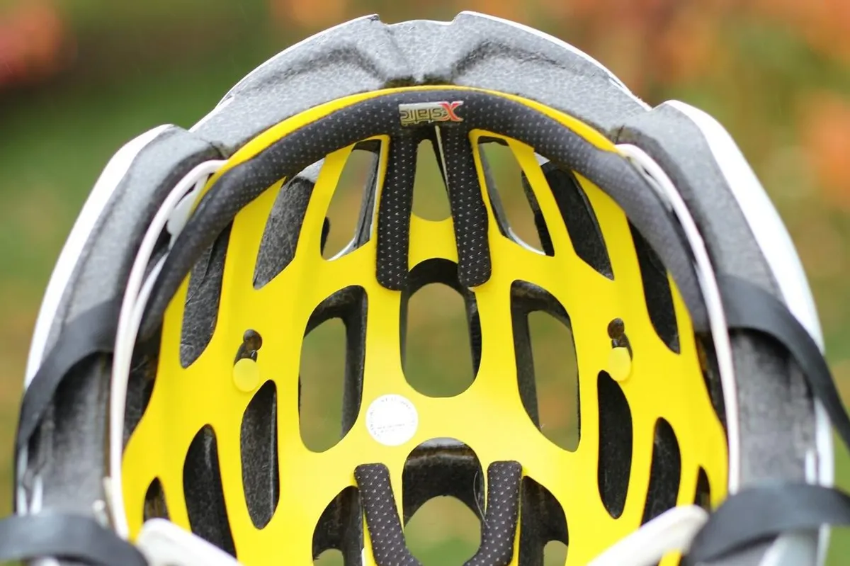 Helmet with yellow MIPS liner