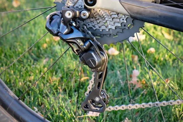 The XT Di2 derailleur comes in a single cage length and works with 1x and 2x drivetrains