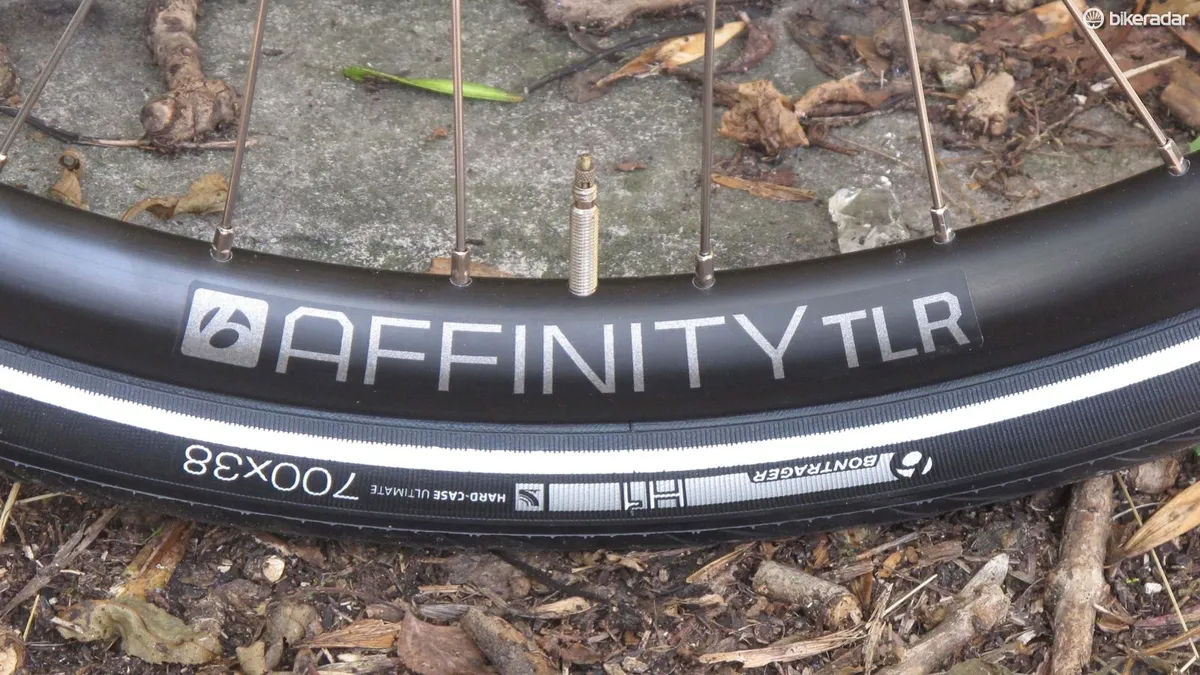 Super-durable rims are tubeless-ready and the wide, tough tyres comfortable