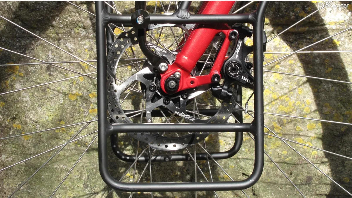 The alloy fork has a thru-axle; the front rack can carry 15kg, providing 40kg capacity