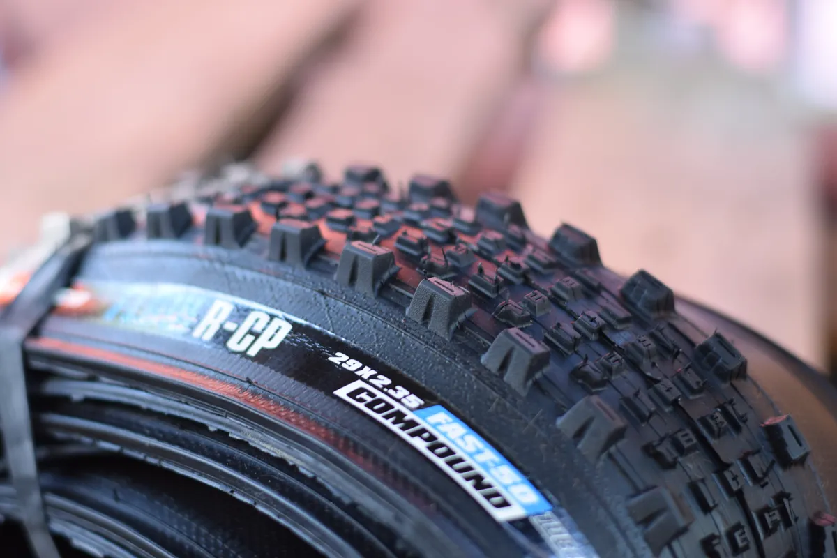 Shoulder tread on a mountain bike tyre