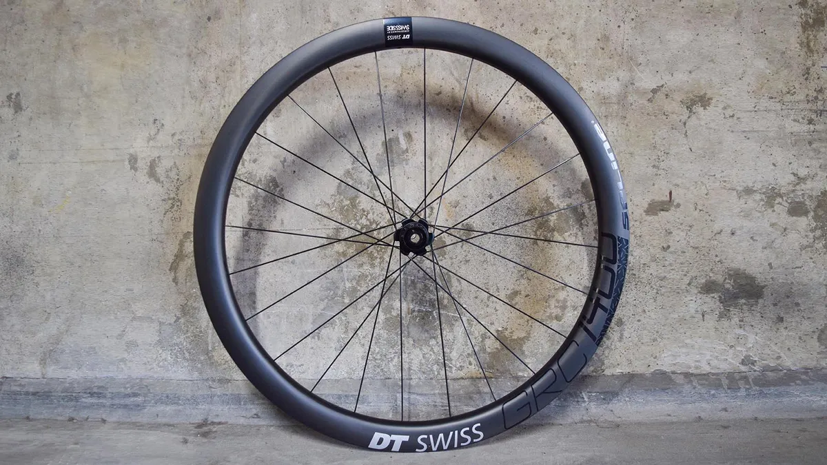 Gravel road wheel wheelset