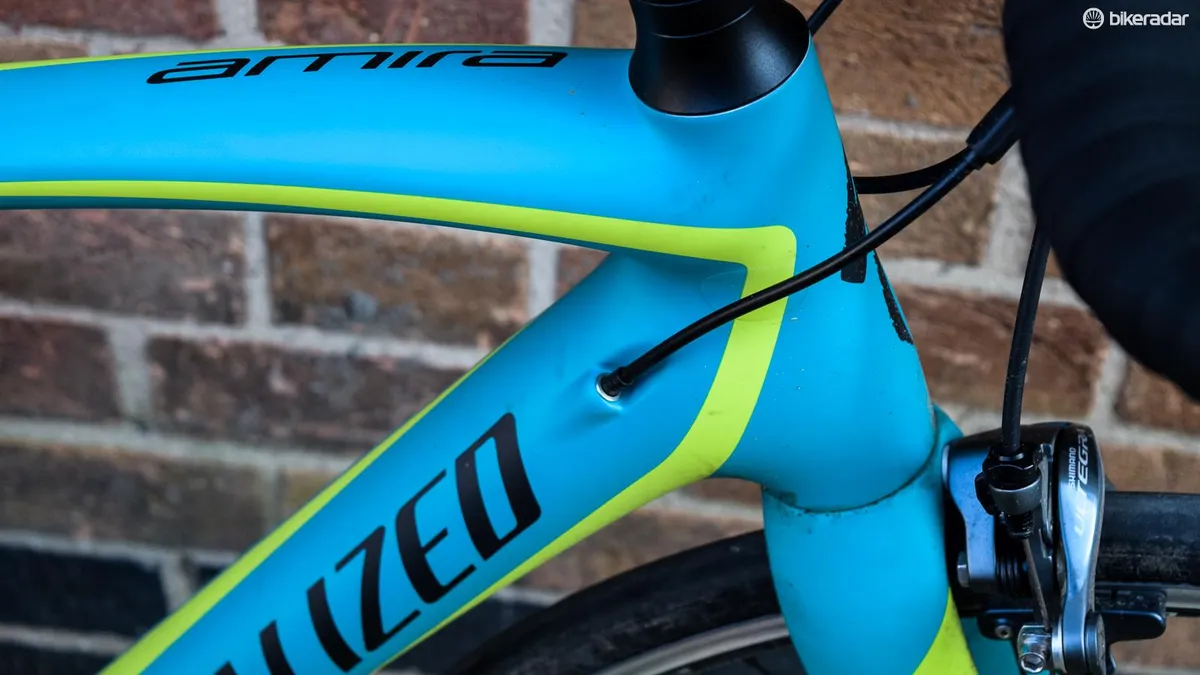 Internal cable routing on blue woman road bike