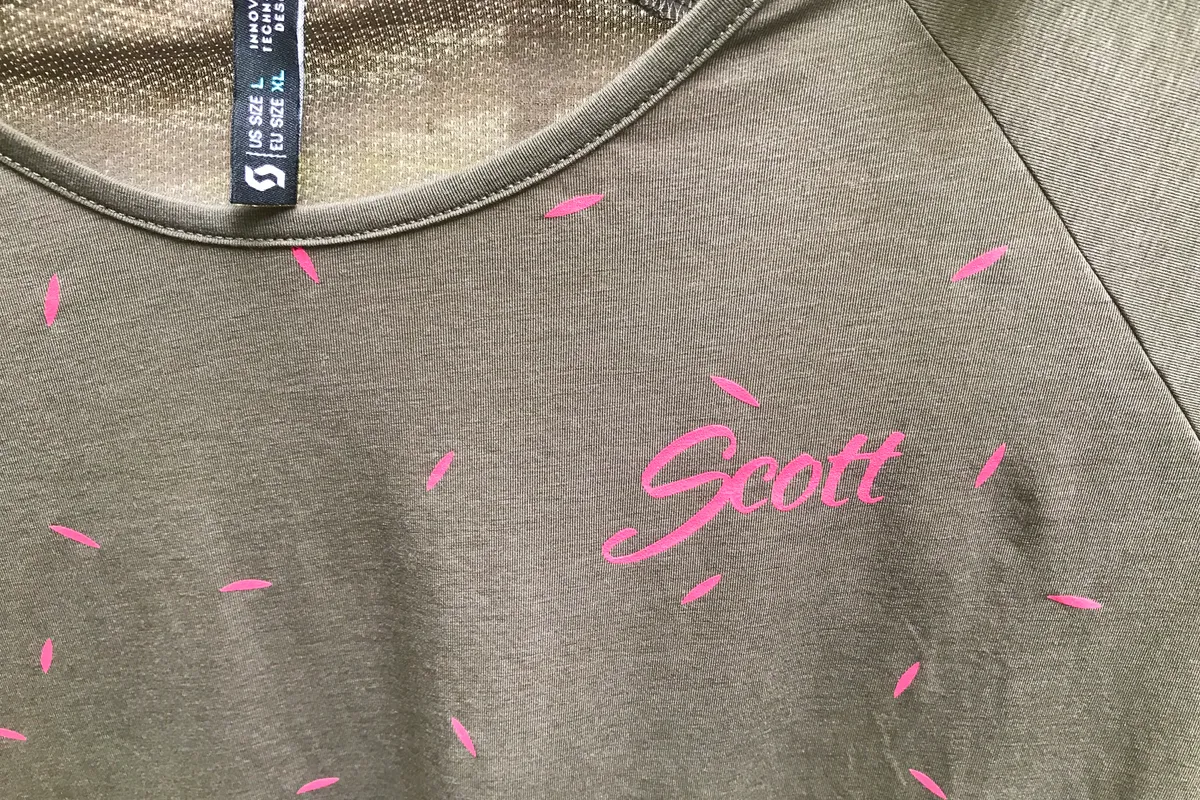 Photo of the Scott women’s MTB jersey in grey with pink flecks