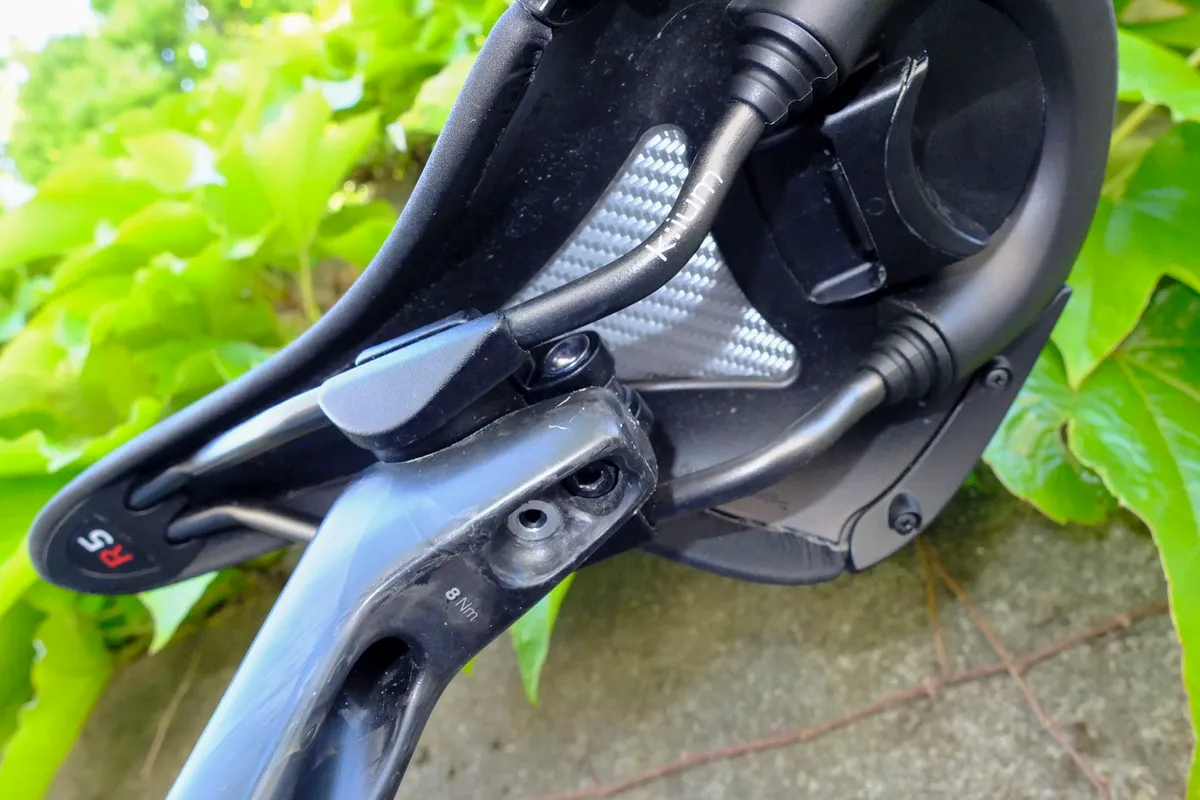 Seatpost connecting to saddle on road bike