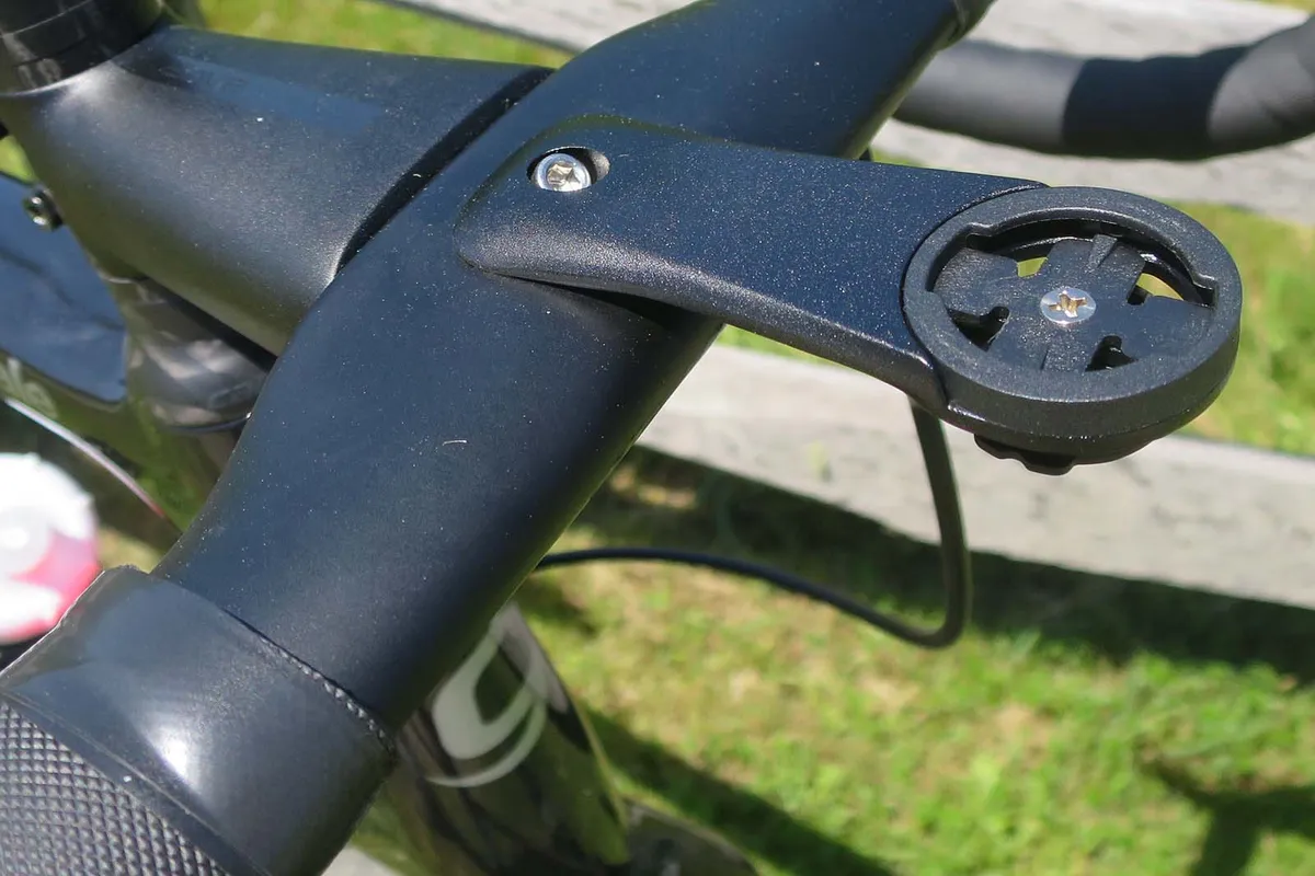 Hollowgram stem and carbon bar on road bike