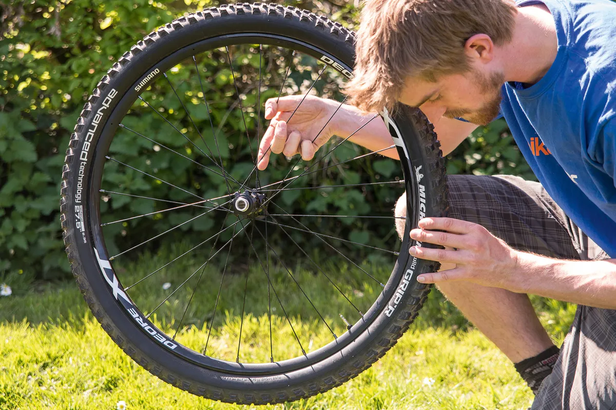 Plug a puncture in a tubeless tyre