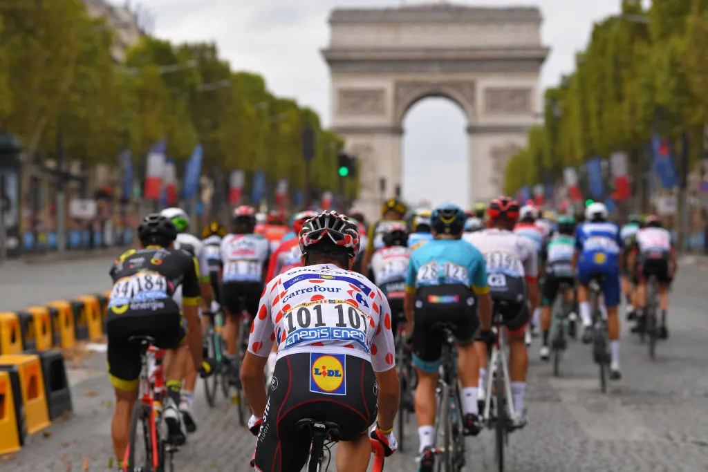 Cyclists of the 2018 Tour de France riding towards the Arc de Triomphe