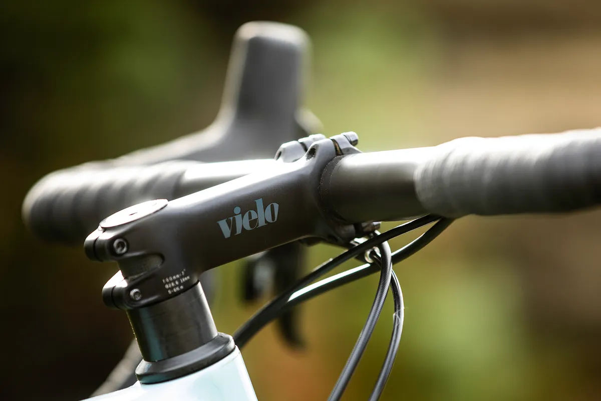 Vielo-branded stem, carbon bar and Fabric tape