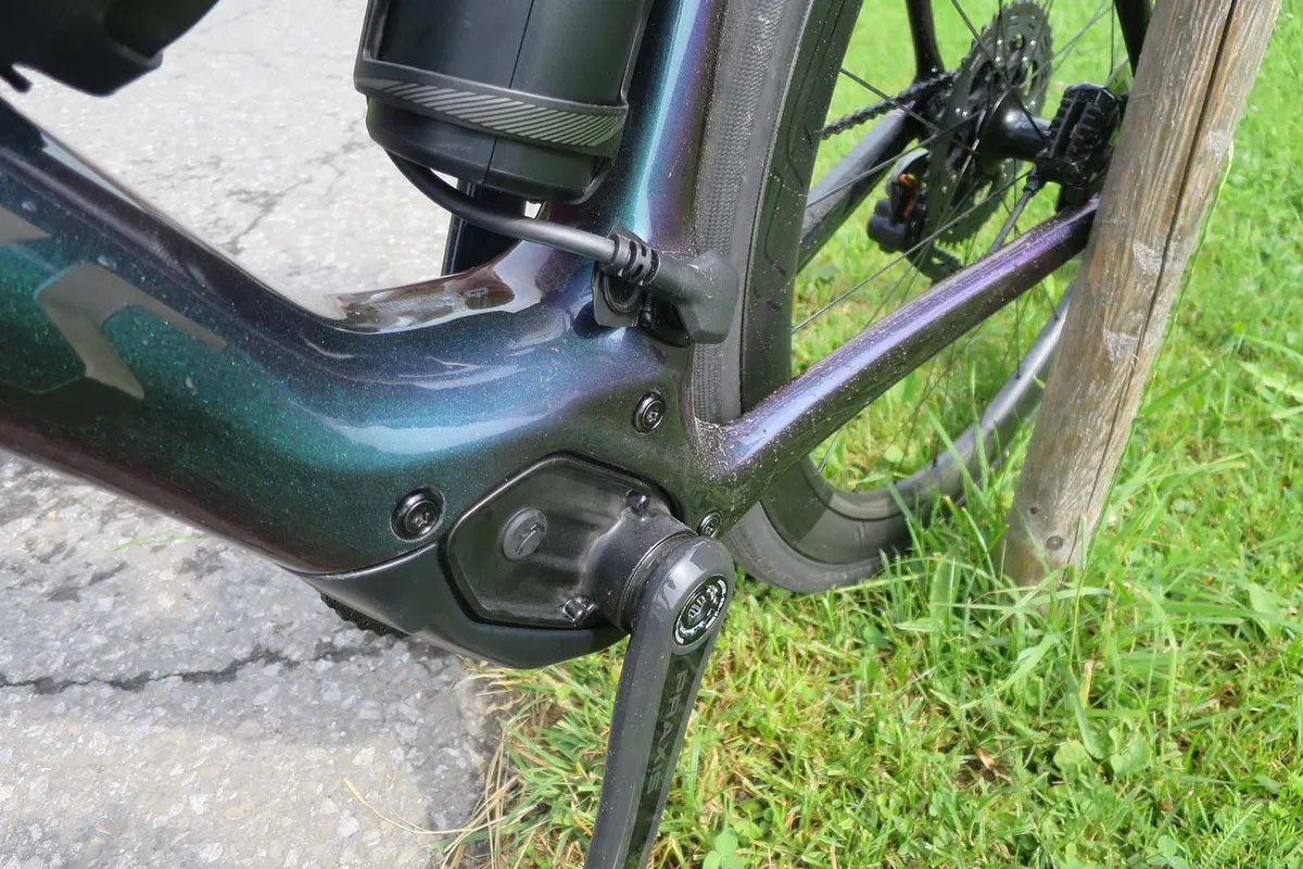 Battery connecting to bottom bracket on road e-bike