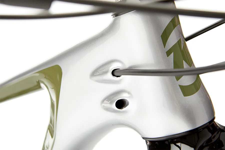 Internal brake routing on both sides of the head tube allows for clean routing no matter which side you run your brakes