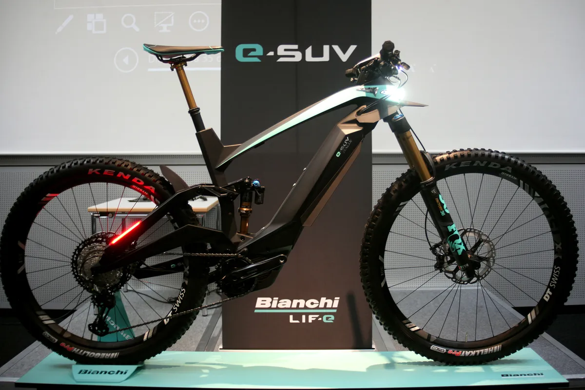 E-MTB with built-in lights