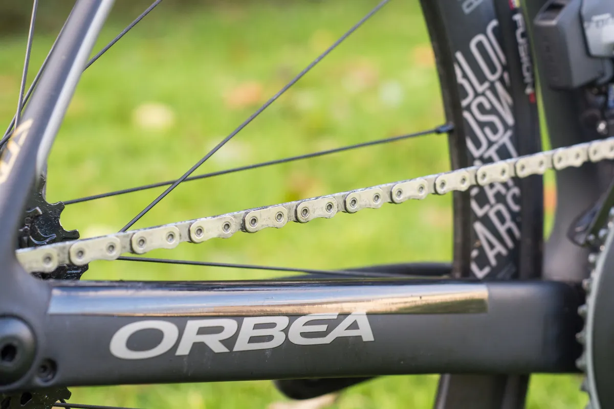 Close-up of flat-topped SRAM chain.