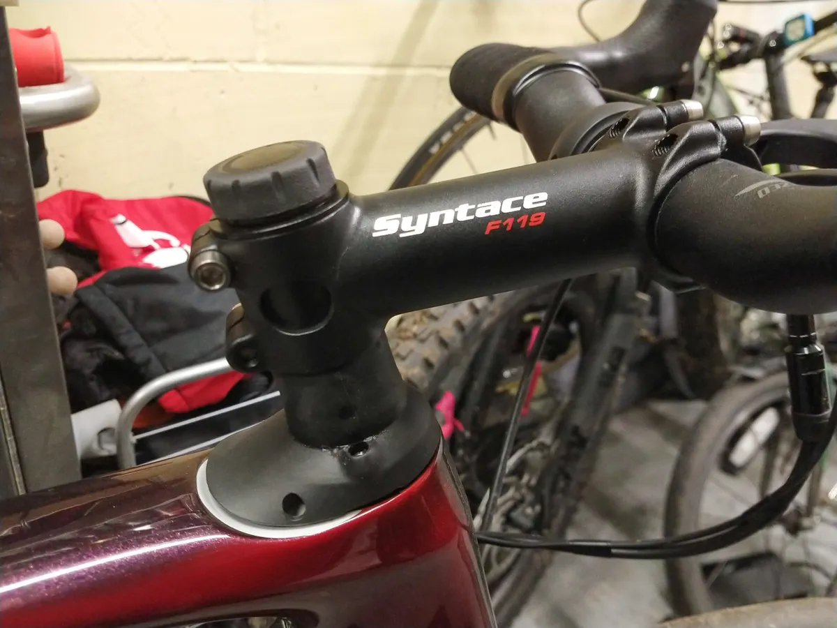 Stem and headset with adjuster knob on top