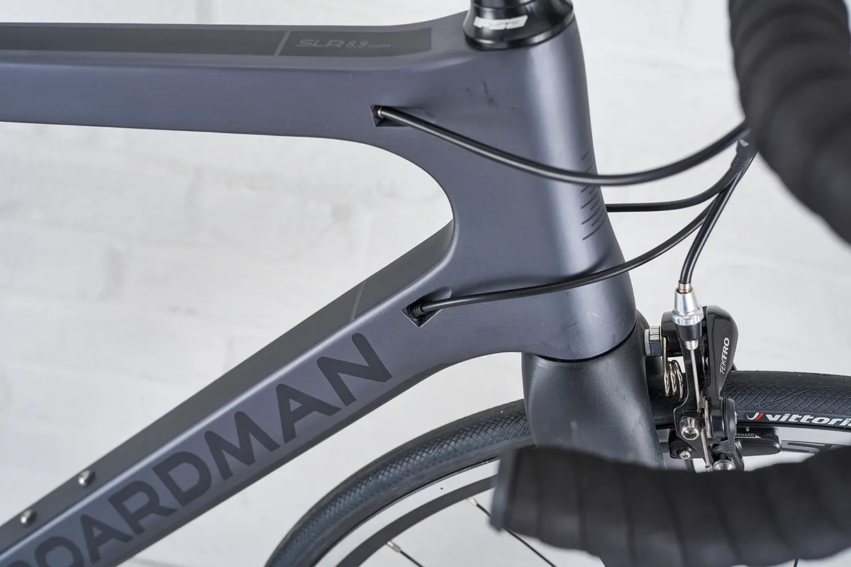 Internal cabling on the Boardman SLR 8.9 carbon road bike