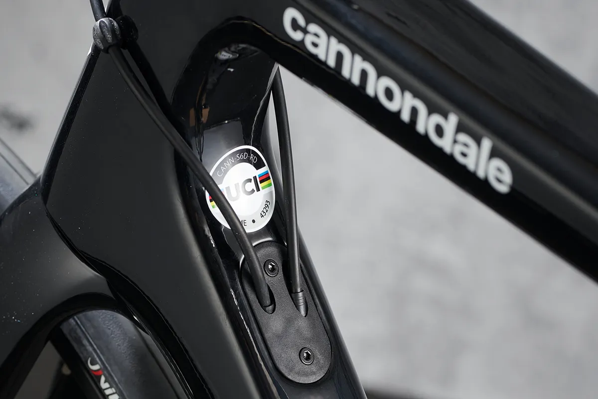 Internal cabling on a Cannondale Carbon road bike