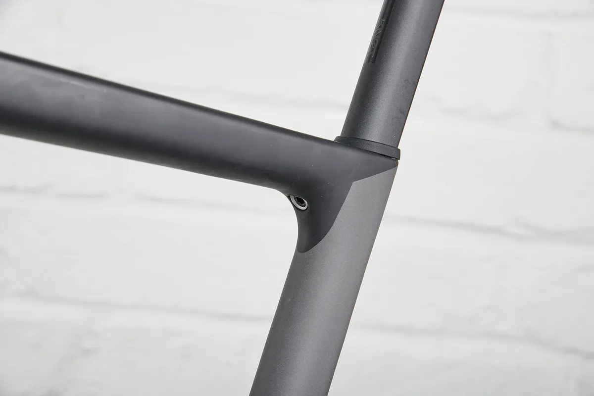 D-shaped carbon seatpost on Cannondale SuperSix EVO