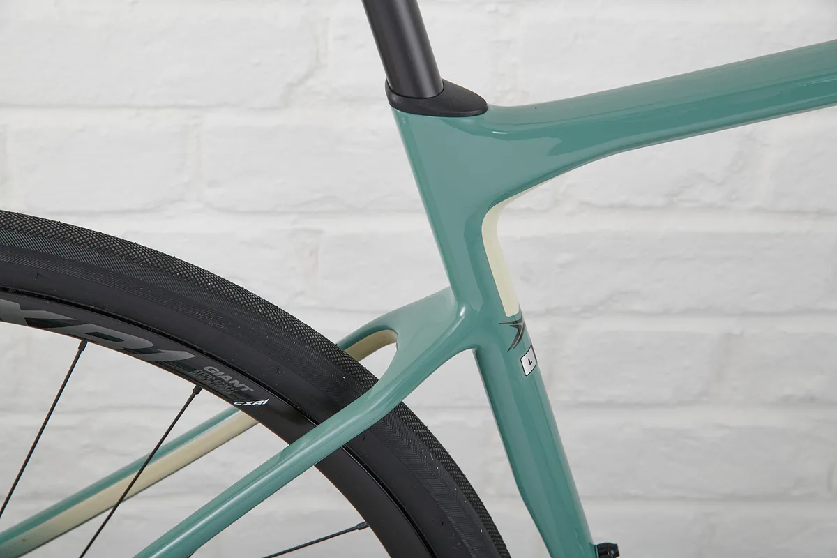 The frame shape mimics the Defy’s super-dropped rearstay design