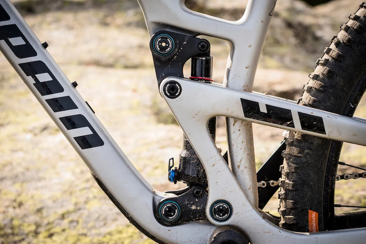Linkage connecting the front and rear triangle on carbon full suspension mountain bike
